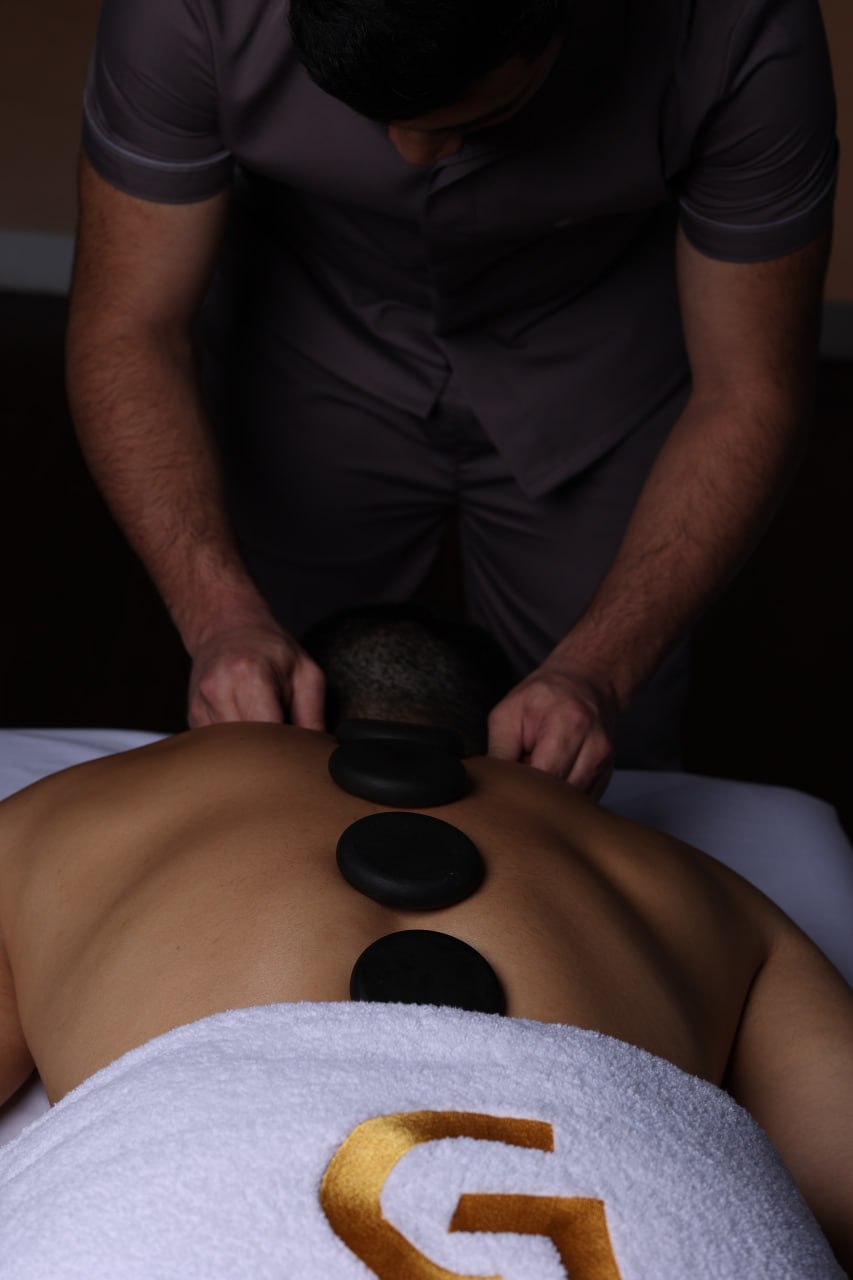 مساج الأحجار الساخنة